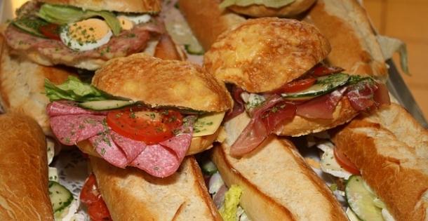 Belegte Brötchen häufig mit Keimen belastet