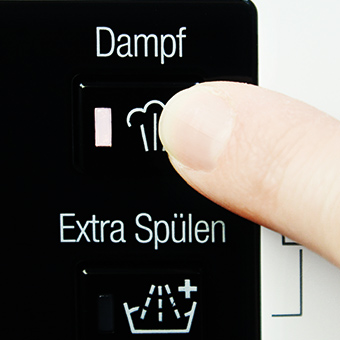 Die Dampf-Funktion kann über eine gesonderte Taste ausgewählt werden und ist für vier Programme verfügbar. Mit ihr verlängert sich die Programmdauer und der Wasserverbrauch erhöht sich. Bauknecht WM STEAM 8 100 - Aufgefallen im Praxistest