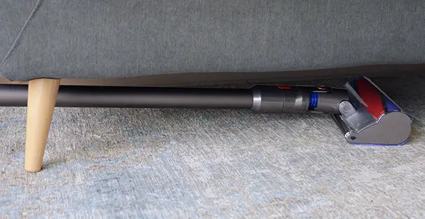 Dyson V8 Fluffy +: Unter Couch