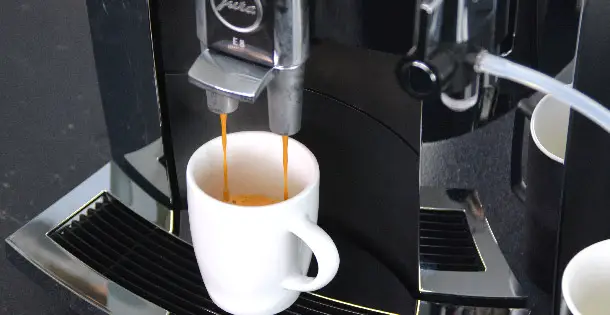 Jura E8 Chrom Modell 2018: Kaffeebezug