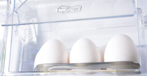 Bauknecht KGNF 203D IN: Das Modell kommt mit einem Eierhalter daher: Hier passen sechs Hühnereier (Größe M/L) hinein.