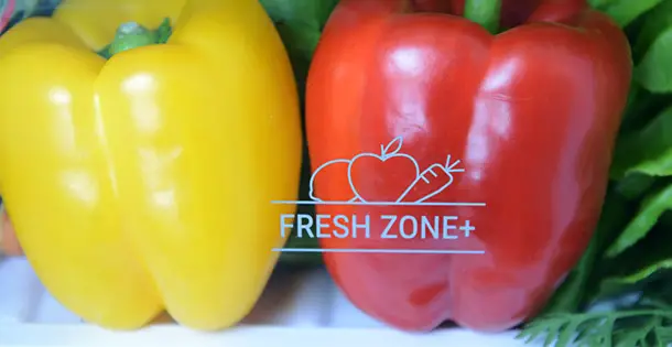 Bauknecht KGNF 203D IN: Die Fresh Zone+ bietet die höchste Feuchte im Modellinnenraum, ist also ideal, um Obst und Gemüse zu einzuräumen. So dorrt es nämlich nicht allzu schnell aus.