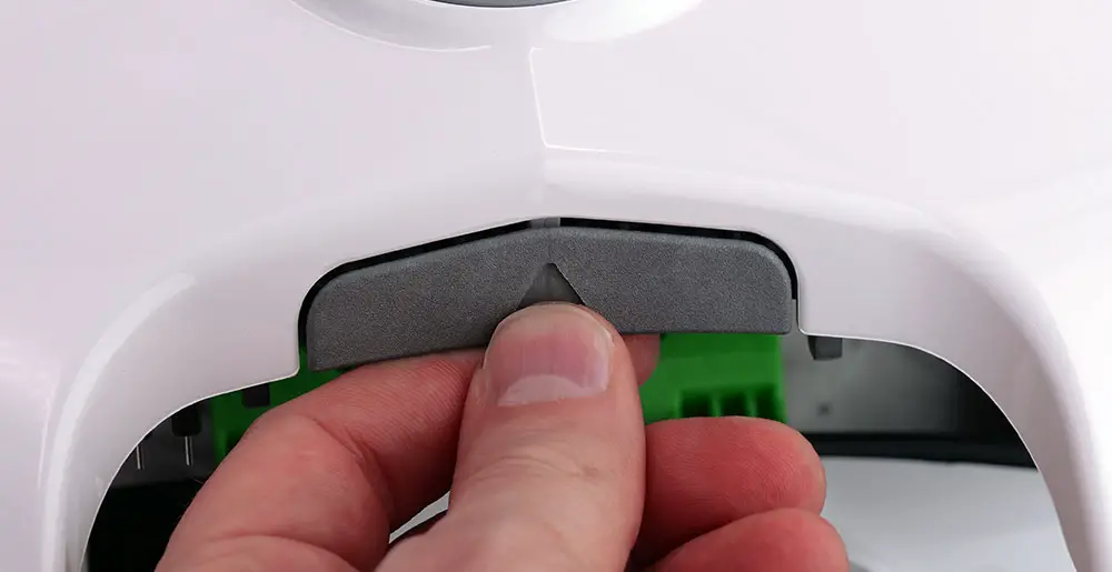 SEBO Airbelt E3 Komfort: Mit nur einem Tastendruck lässt sich der Deckel des Filtersystems nach oben klappen.
