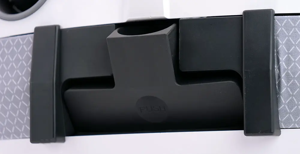 SEBO Airbelt E3 Komfort: Die Polsterdüse lässt sich in ordentlicher Art und Weise an der Hinterseite des Modells einhaken.