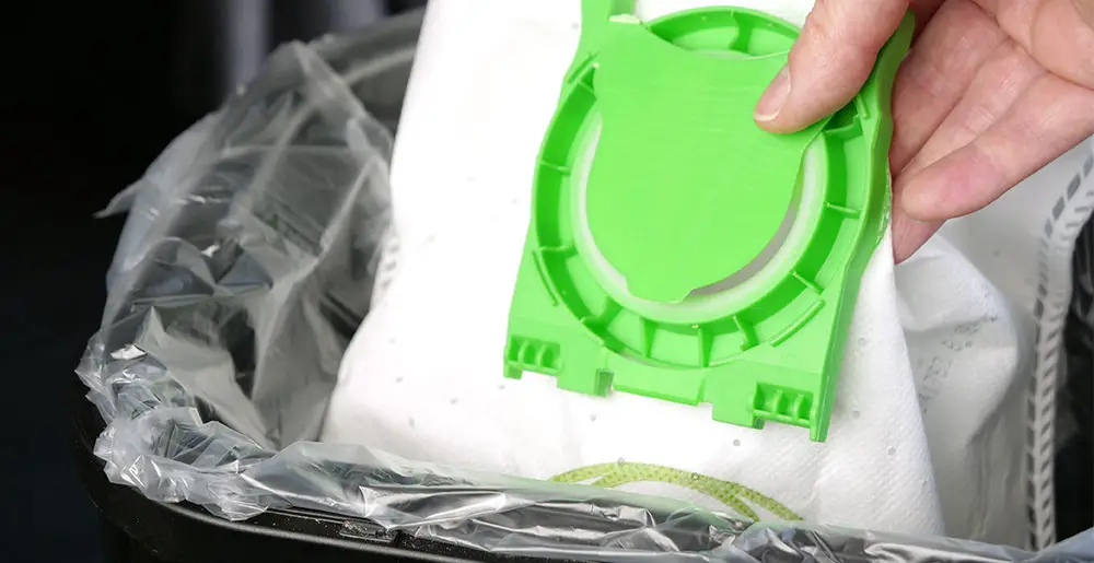 SEBO Airbelt E3 Komfort: Die Ultra-Bag™-Filtertüte lässt sich, nachdem der Deckel verschlossen worden ist, sicher in den Müll schmeißen. Die Tüten sind solchermaßen stabil, dass sie nicht versehentlich an-/einreißen.