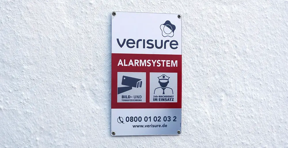 Verisure Alarmsystem: Schild an der Hauswand