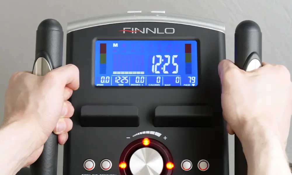 FINNLO Clever Fold EF 90 BT: Hände an Handpulssensoren