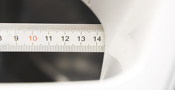 Angelegtes Maßband zeigt 14 cm große AddWash-Öffnung