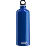 SIGG - Alu Trinkflasche - Traveller Dunkelblau - Klimaneutral Zertifiziert - Für Kohlensäurehaltige Getränke Geeignet - Auslaufsicher - Federleicht - BPA-frei - Dunkelblau - 1L