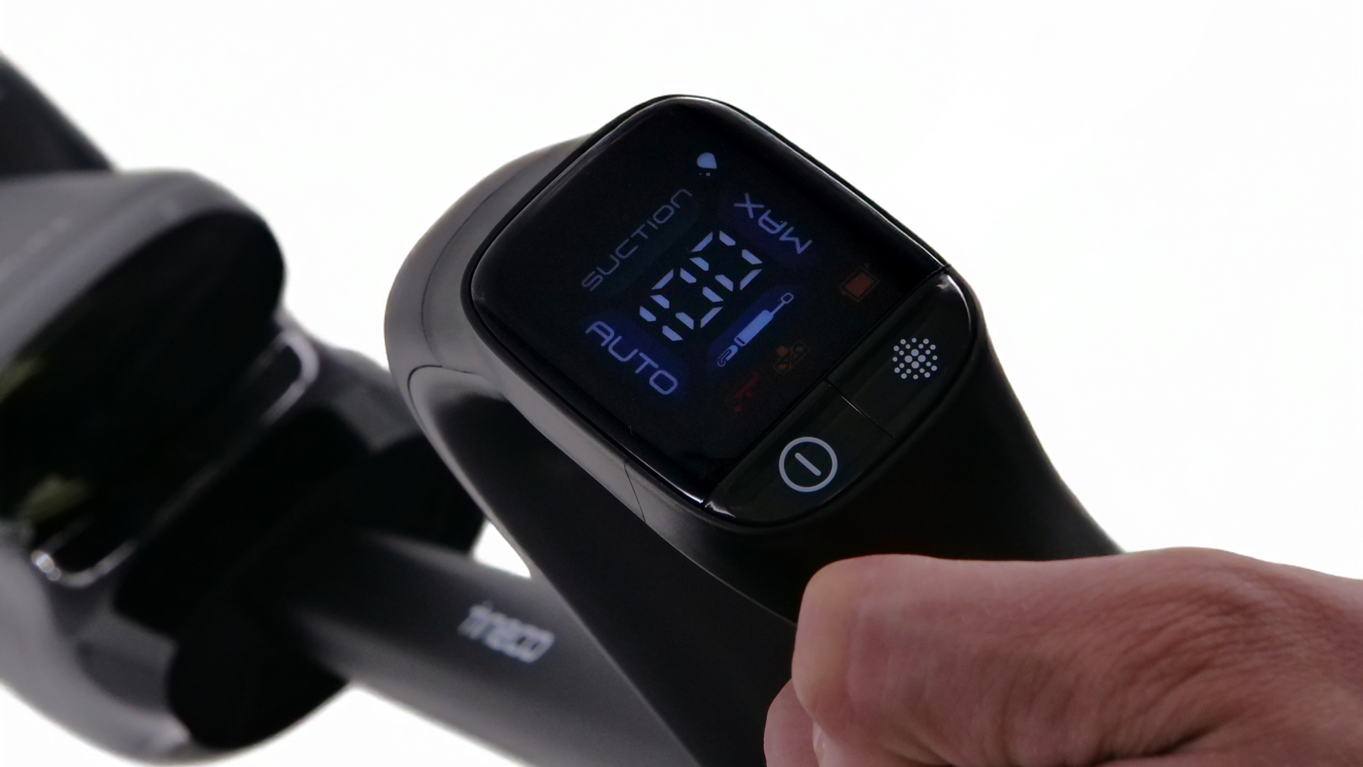 Im Display leuchten unter anderem die Zahl 100 und das Wort AUTO auf.