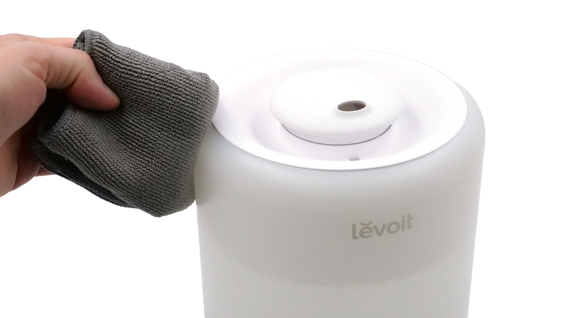 Eine Hand wischt mit einem Tuch über das Gehäuse des Modells.