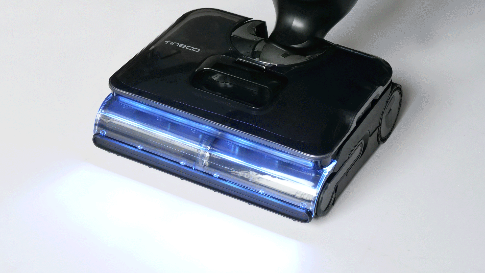 Das Modell wird unter ein Sofa geschoben. Dabei liegt es parallel zum Fußboden.