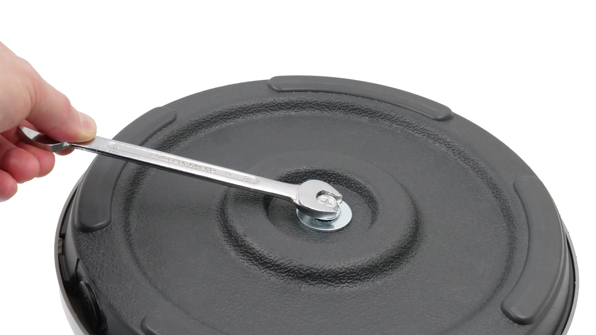 Eine Hand dreht mit einem Sechskantschlüssel doe Schraube am Modellfuß fest.