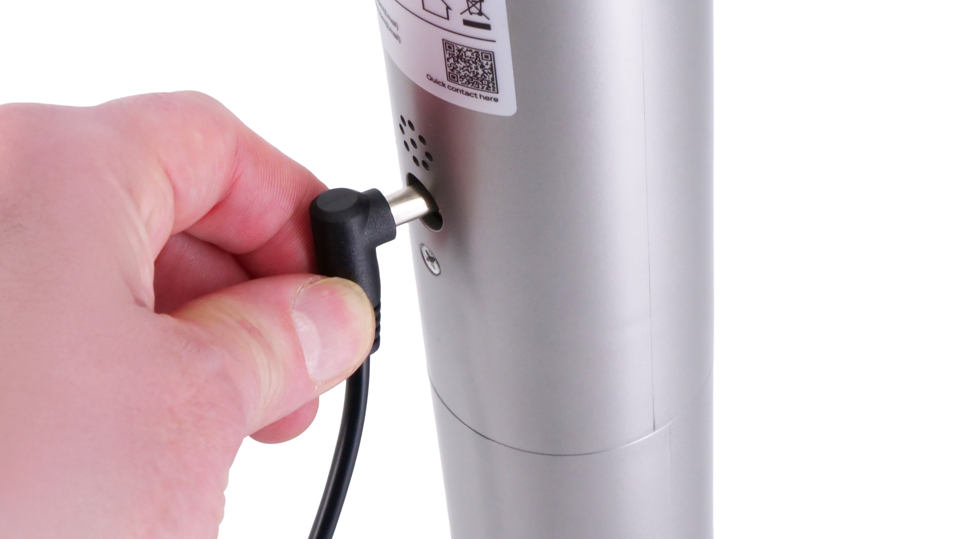 Das Stromkabel steckt im entsprechenden Anschluss amn Stiel des Modells. Daneben ist der Stecker am anderen Ende des Kabels sichtbar.