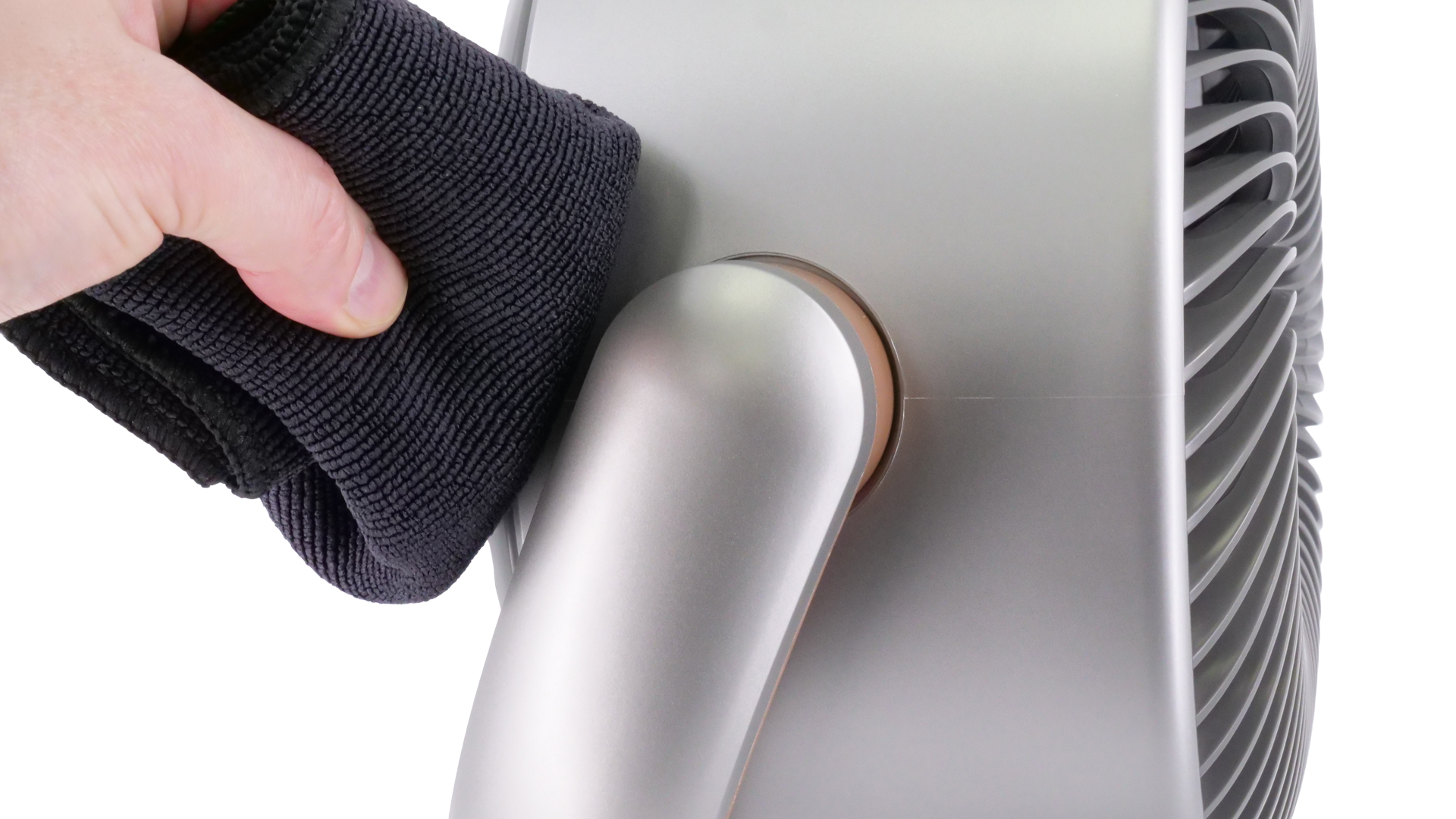 Eine Hand wischt mit einem schwarzen Tuch das Gehäuse am Stiel des Modells ab.