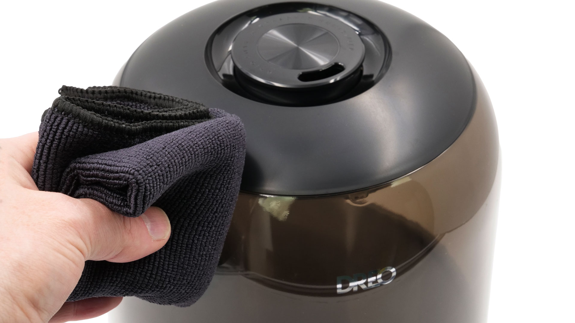 Eine Hand wischt mit einem Tuch über das Gehäuse des Modells.