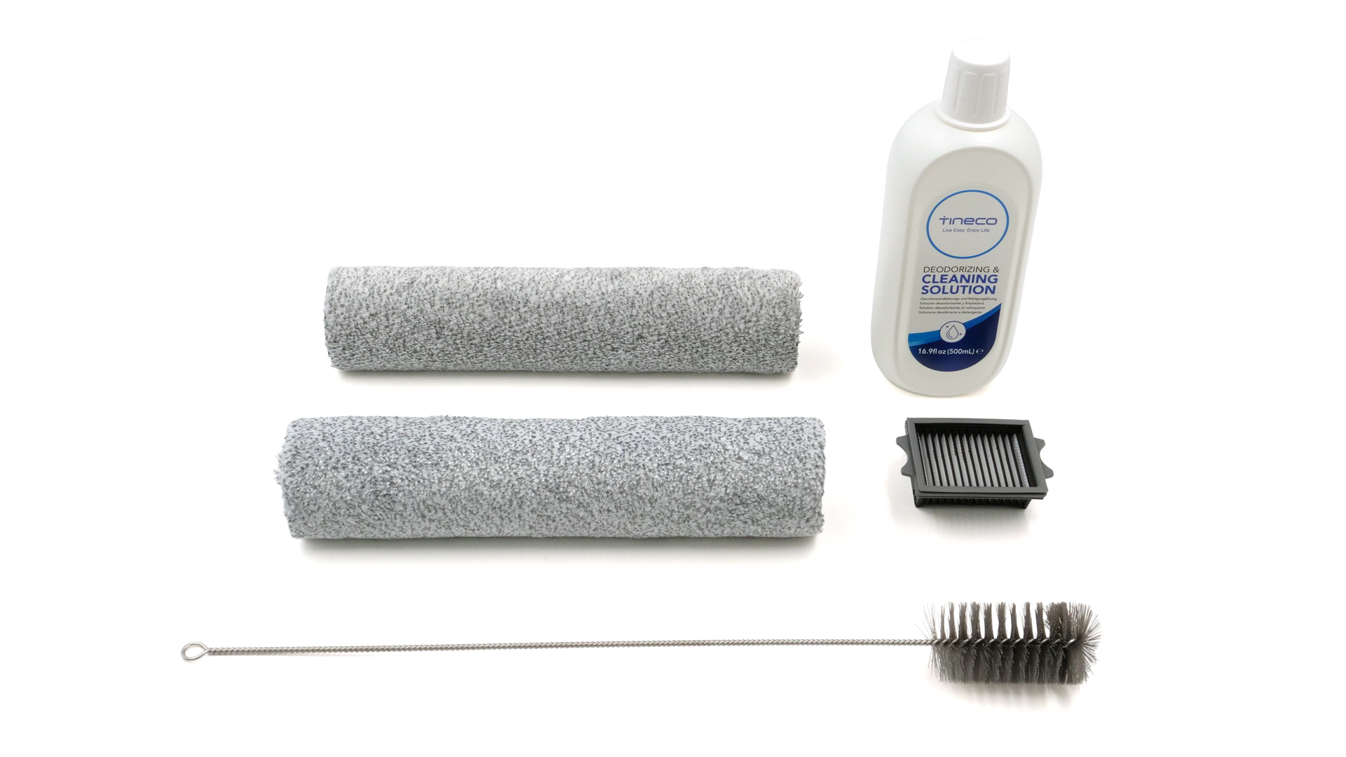 Ein Filter und eine Walzenrolle liegen auf einer weißen Fläche.