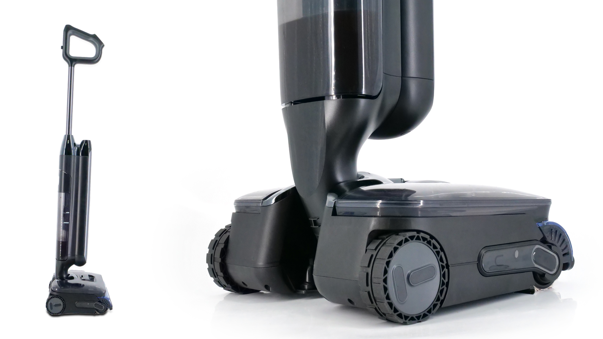 Das Modell steht aufrecht, ohne angelehnt zu sein.