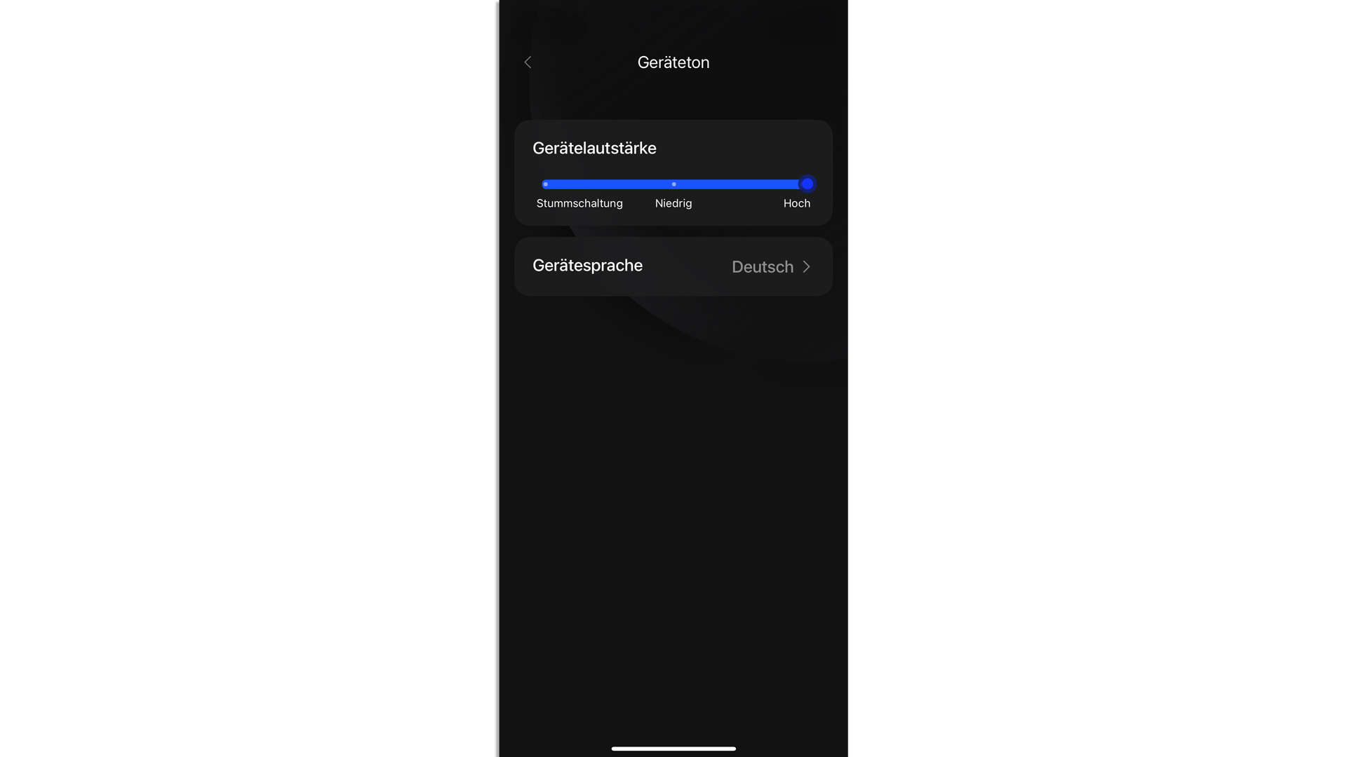 Zwei Hände halten die Bedienungsanleitung aufgeschlagen. Auf den Seiten sind kurze Texte und Graphiken zu sehen.