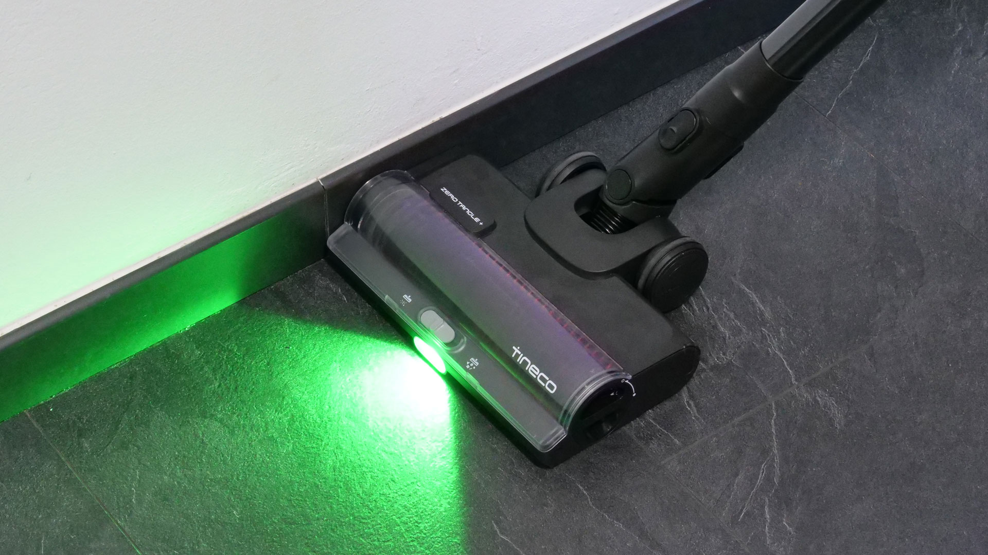 Das Modell von vorne vor weißem Hintergrund.