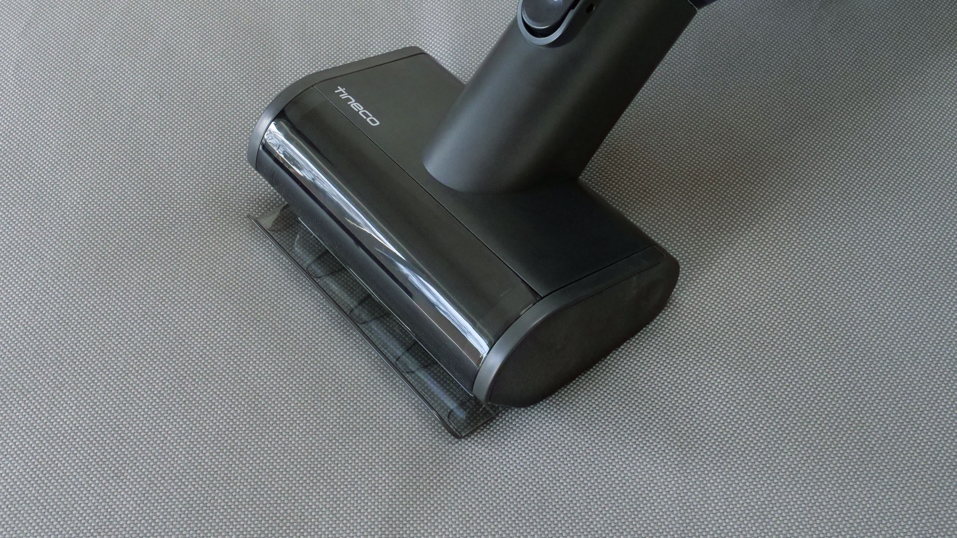 Das Modell von vorne vor weißem Hintergrund.