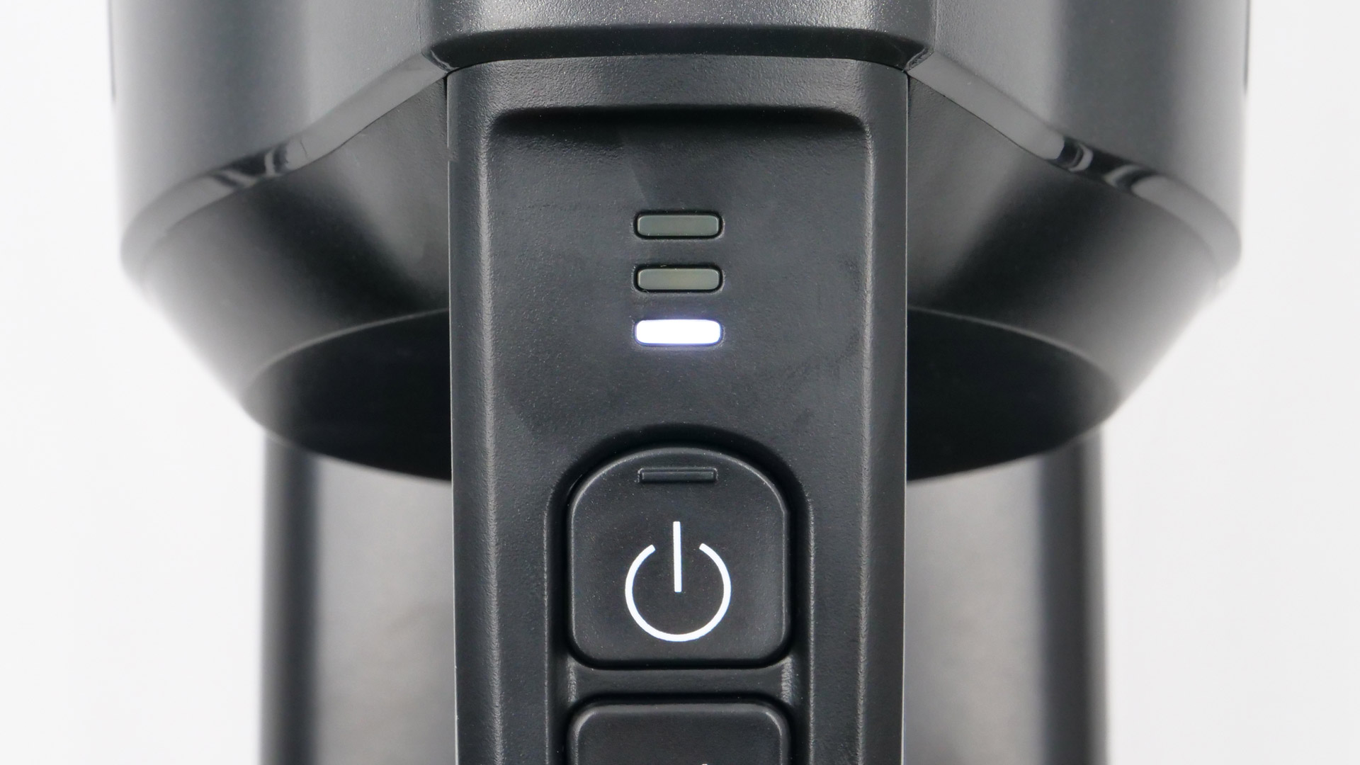 Zwei leuchtende LEDs am Handteil direkt neben den Tasten.