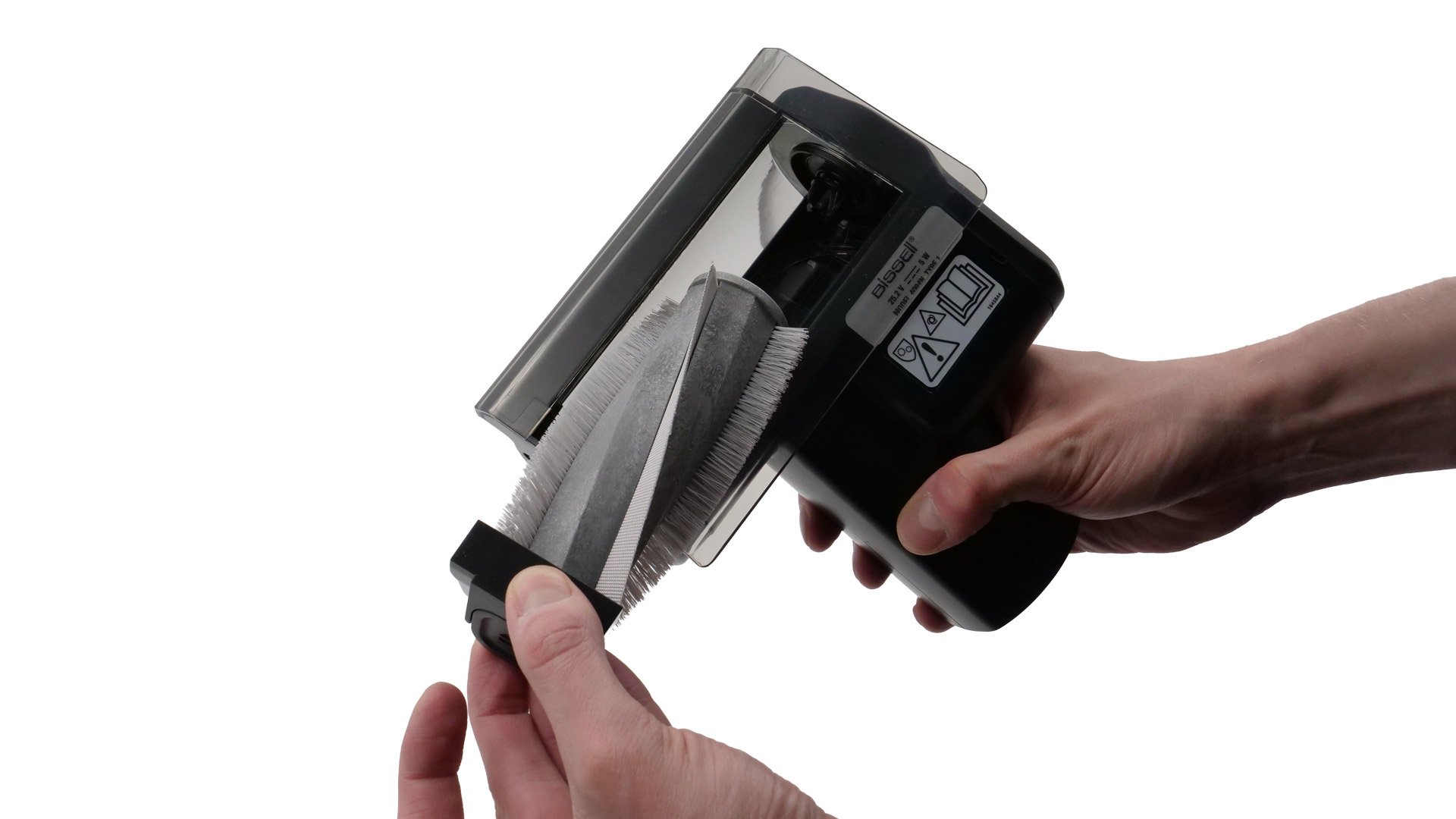 Eine Hand entnimmt die Walzenrolle einer Düse.