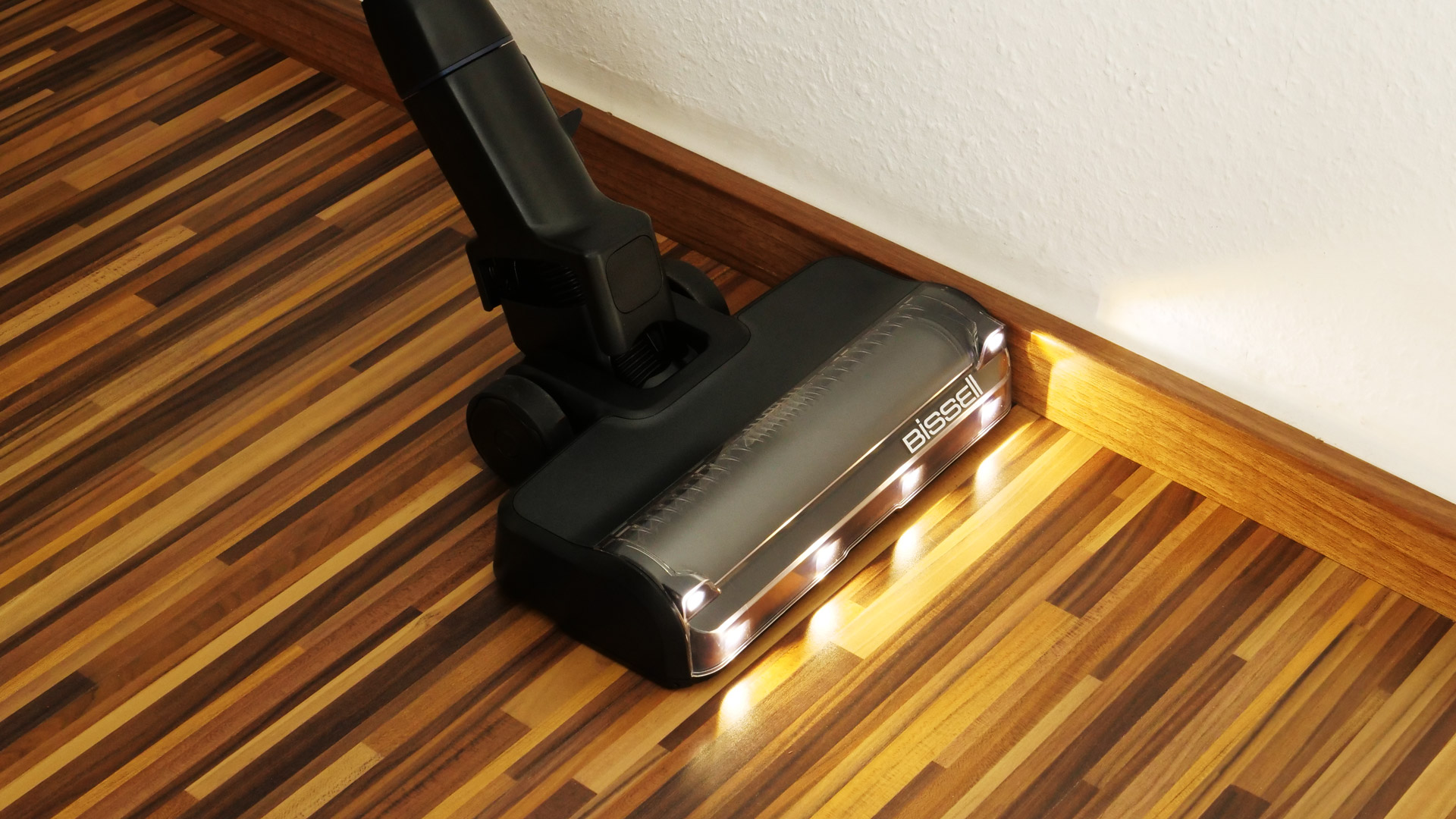 Die Bodendüse fährt unmittelbar an einer Fußleiste entlang.