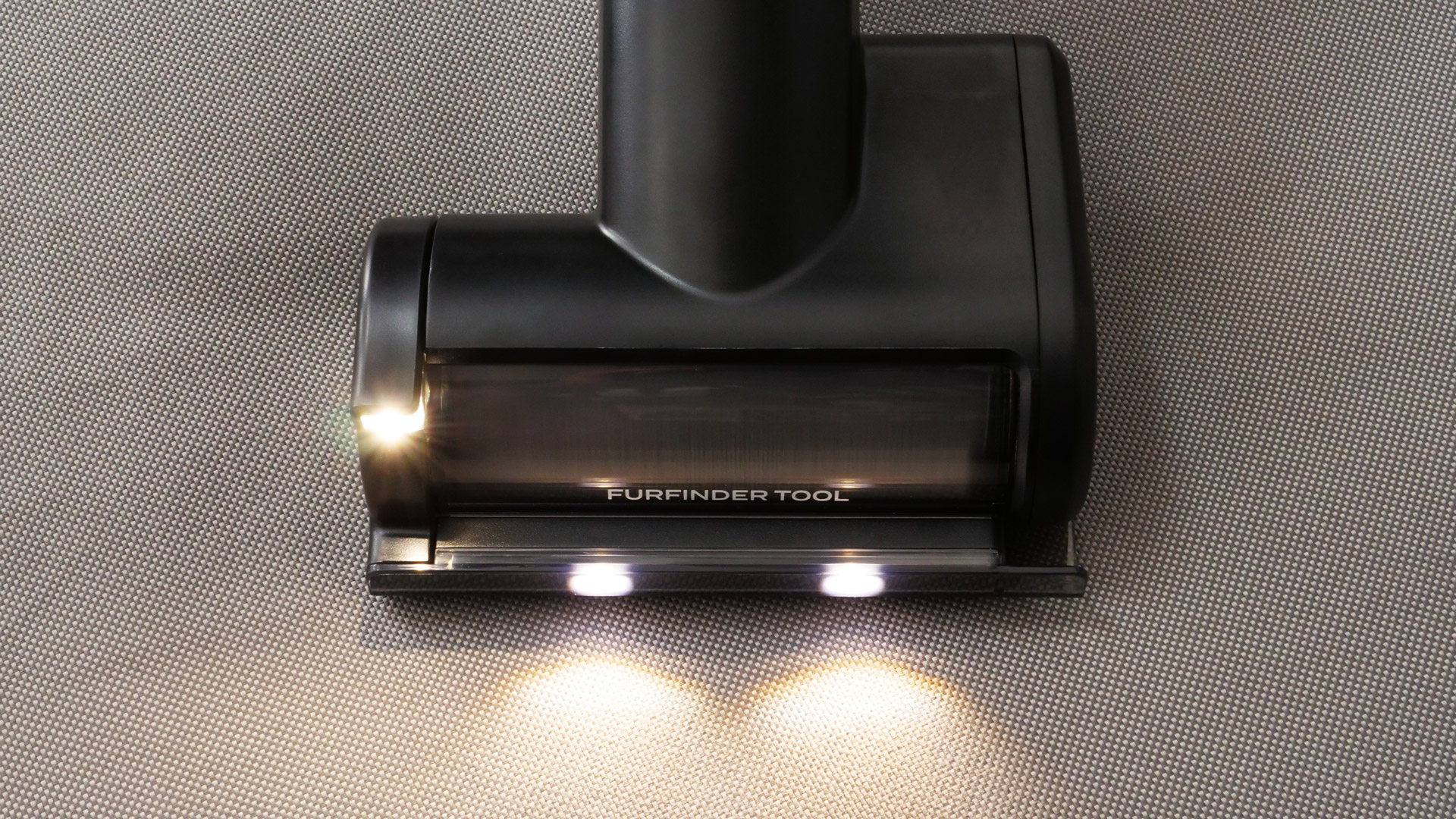 Die Mini-Turbodüse reinigt ein Sofapolster.