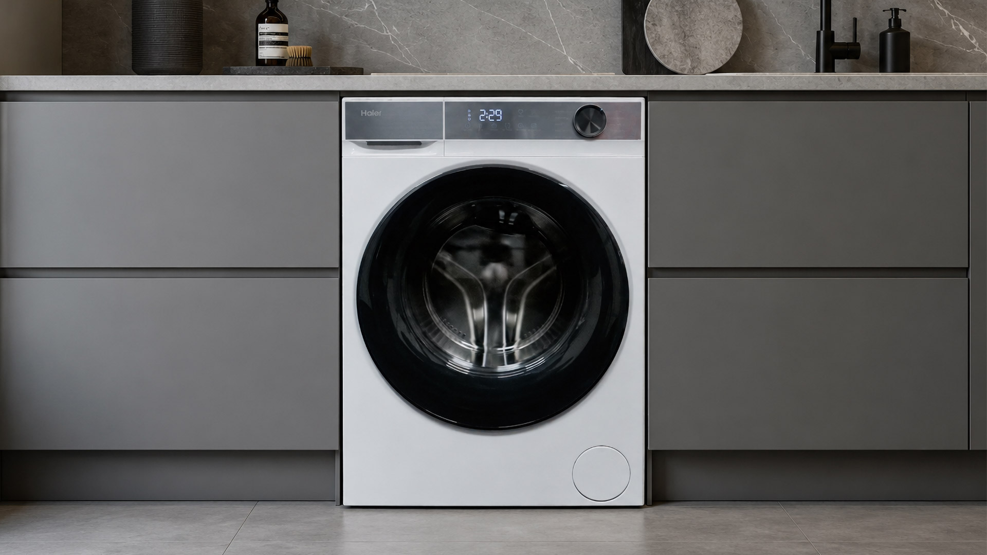 Haier HW80-BP14637T Frontansicht und Trommel