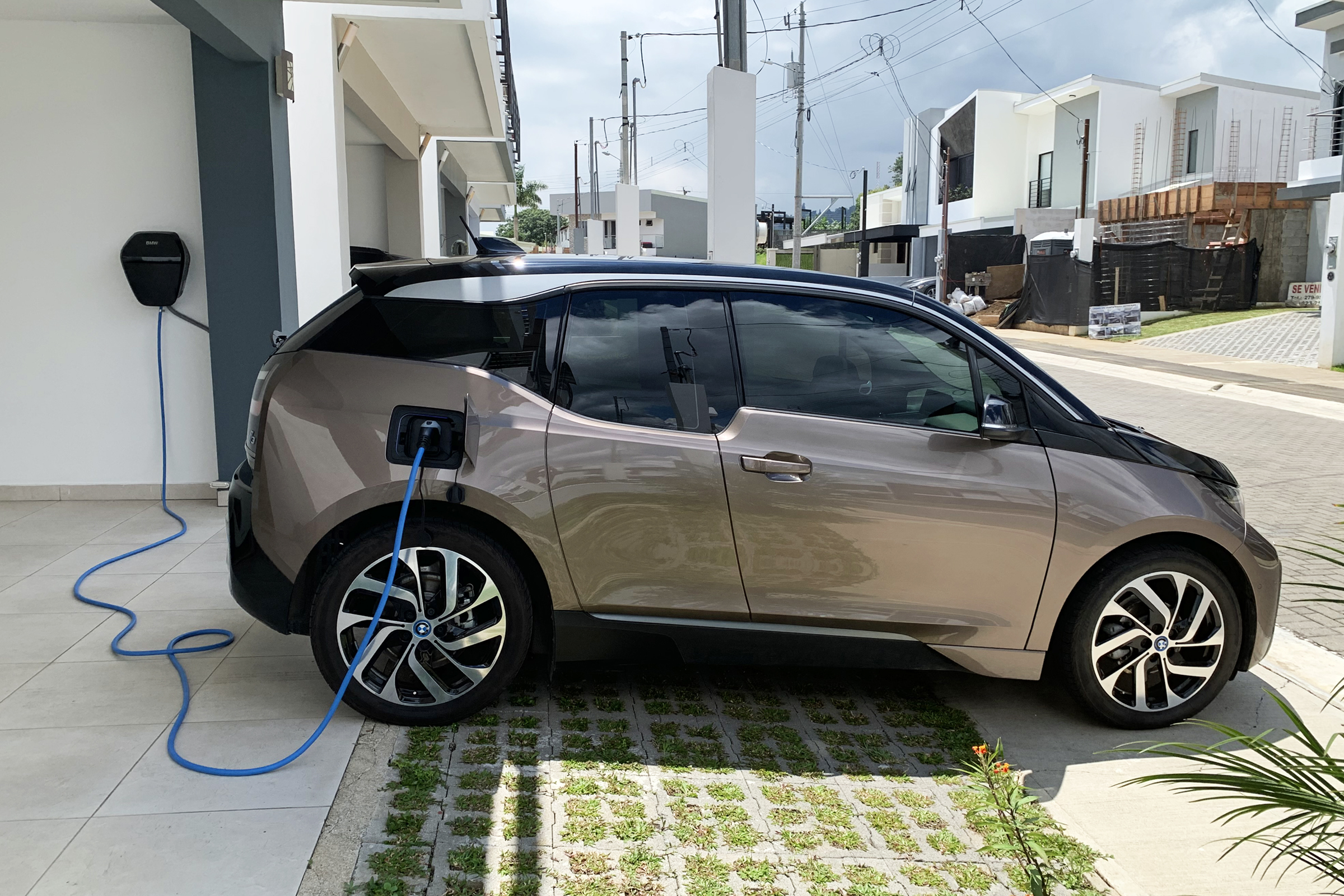 BMW i3 charging at a residential 220-240V (L2) wallbox. Tres Ríos, Costa Rica