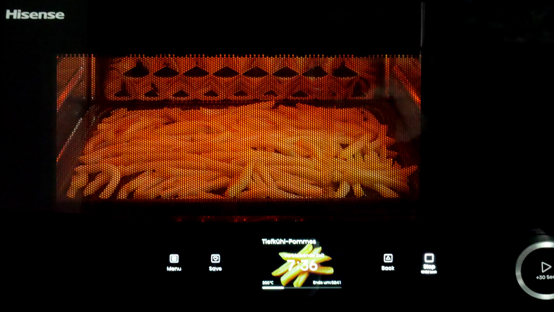 Hisense H28SO1 &ndash; Blick in den Garraum w&auml;hrend des Betriebs