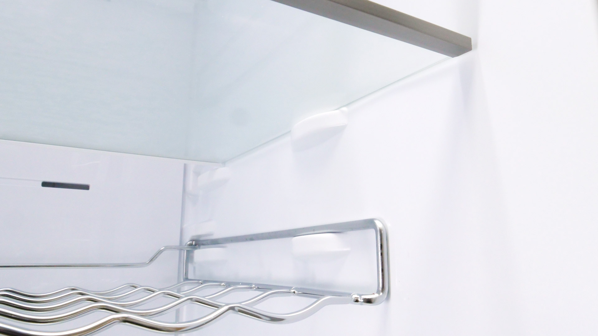 Gorenje RN618D6X6WF &ndash; Glasablagen und Flaschengitter