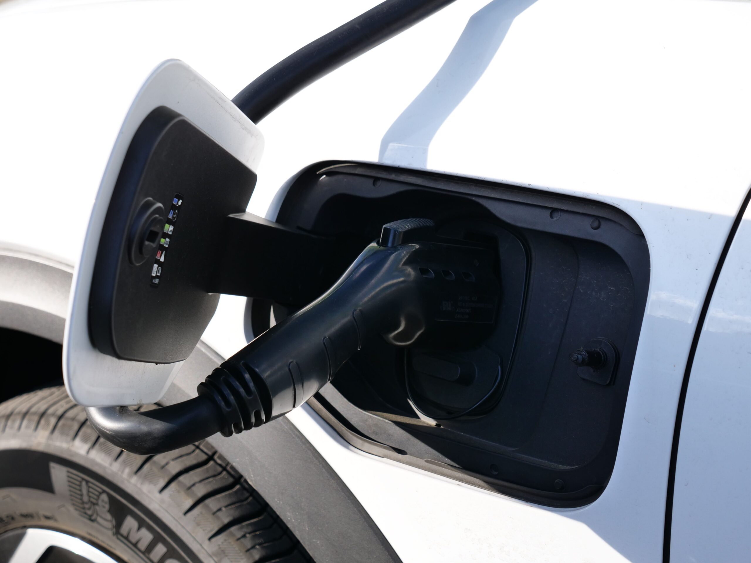 Nahaufnahme eines Typ-2-Steckers beim Laden eines Elektroautos an einer Wallbox